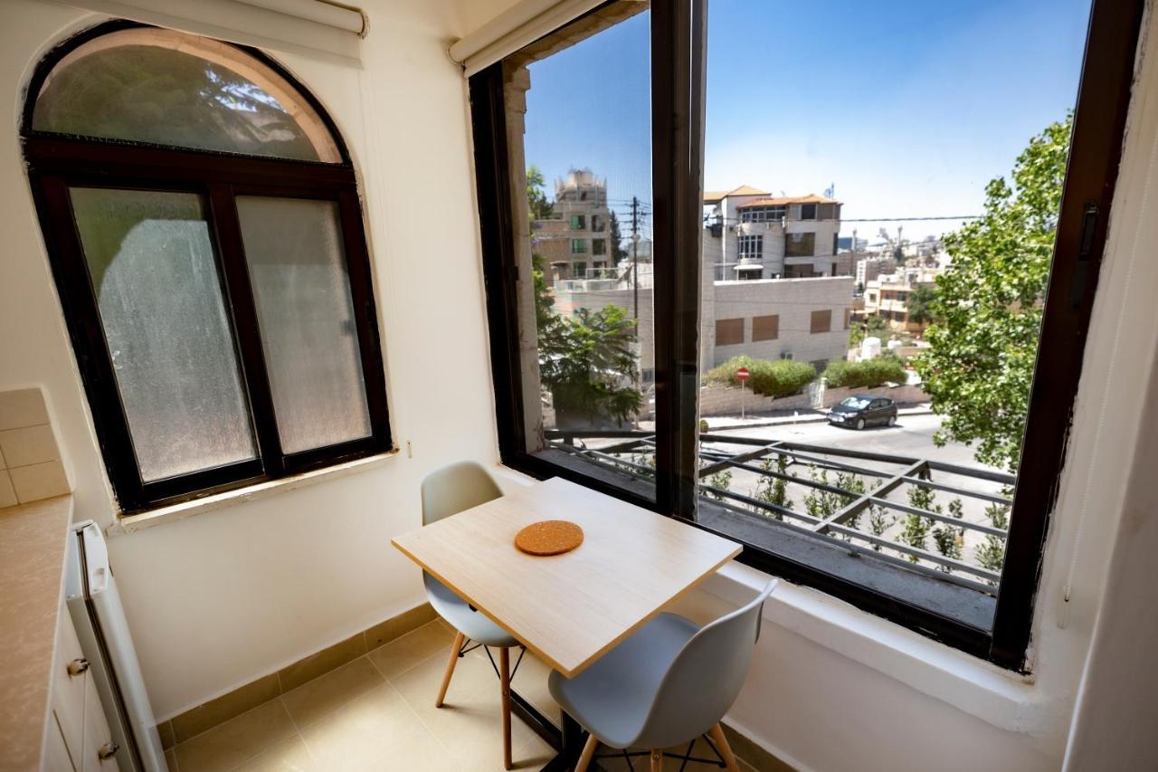 Julia'S Hotel Suites Аман Екстериор снимка