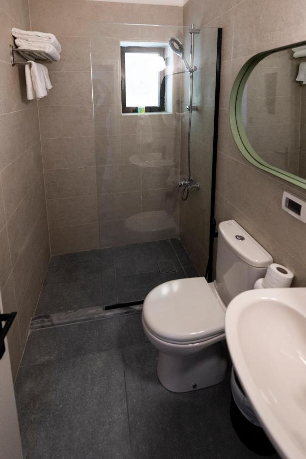 Julia'S Hotel Suites Аман Екстериор снимка
